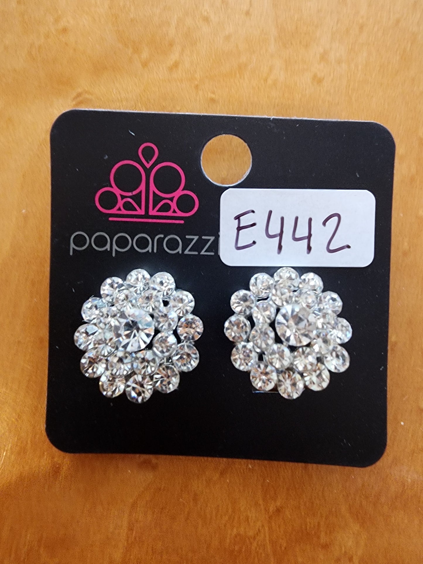 Paparazzi ♥ Glammed Out - White ♥ Clip-On