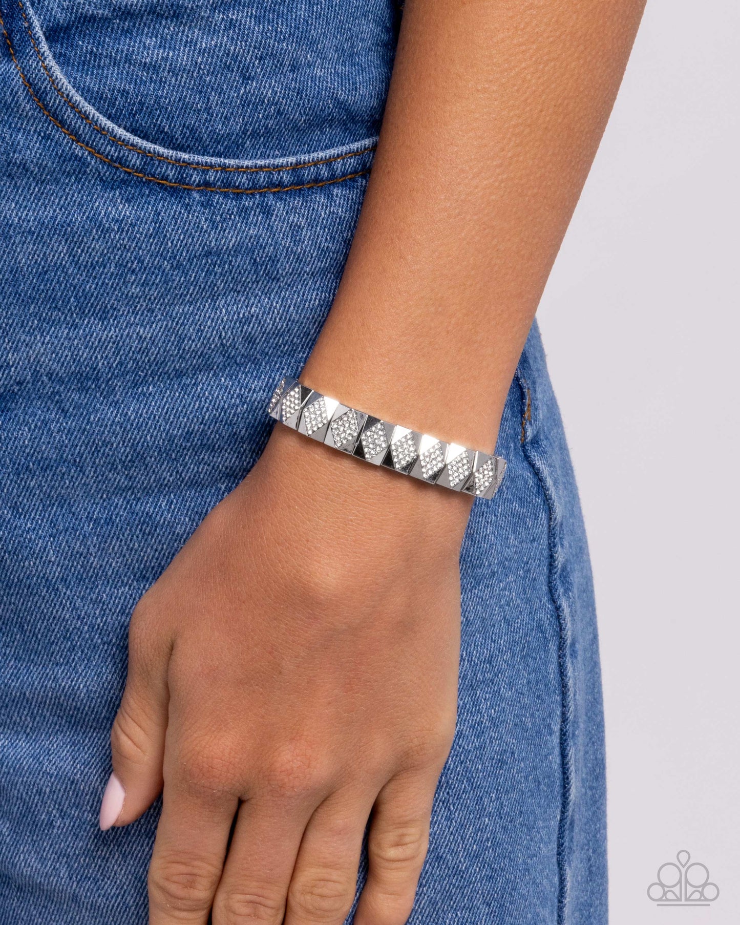 ornate-outline-white-p9re-wtxx-645xx