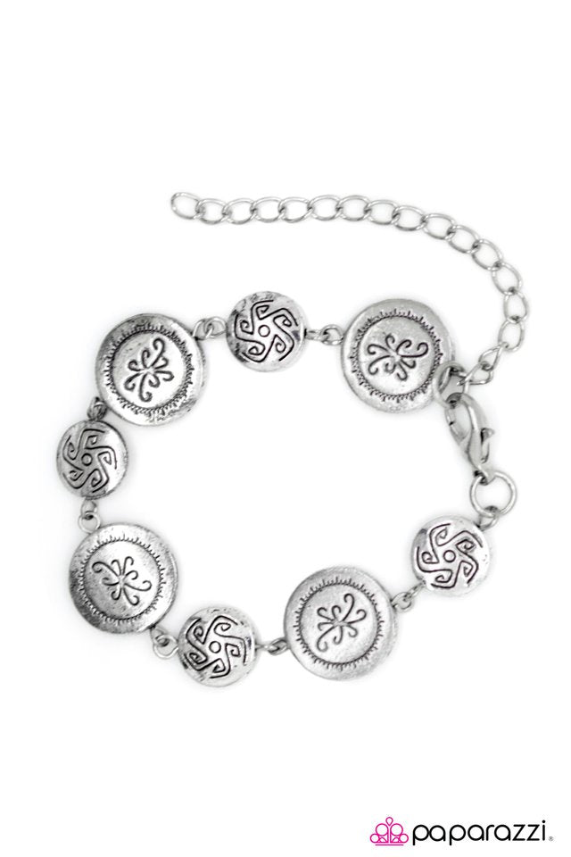 Paparazzi ♥ Easy Does It - Silver ♥ Bracelet