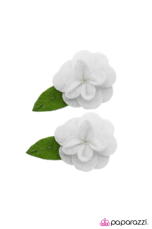 Paparazzi ♥ Young Hearts Run Free - White ♥ Hair Clip