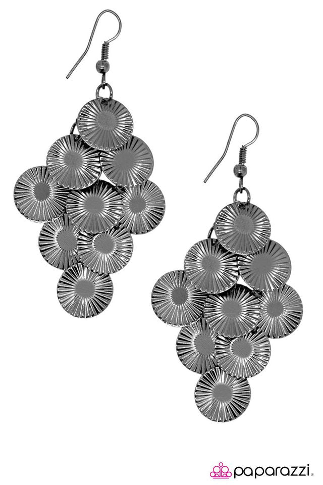 Paparazzi ♥ Nine Lives - Black ♥ Earrings