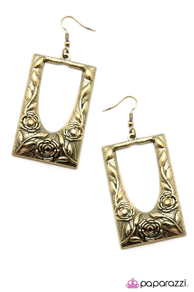 Paparazzi ♥ A Floral Frame of Mind - Brass ♥ Earrings