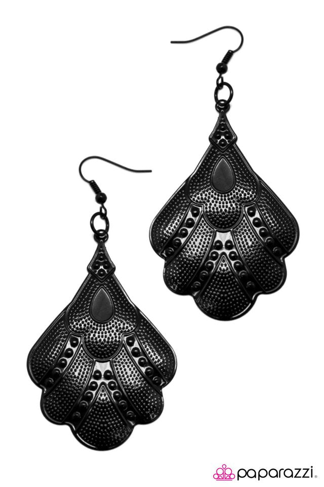 Paparazzi ♥ In Spades - Black ♥ Earrings