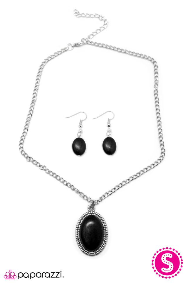 Paparazzi ♥ Stagecoach - Black ♥ Necklace
