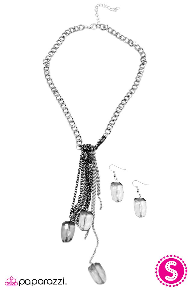 Paparazzi ♥ Diamonds Are A Girls Best Friend - Silver ♥ Necklace