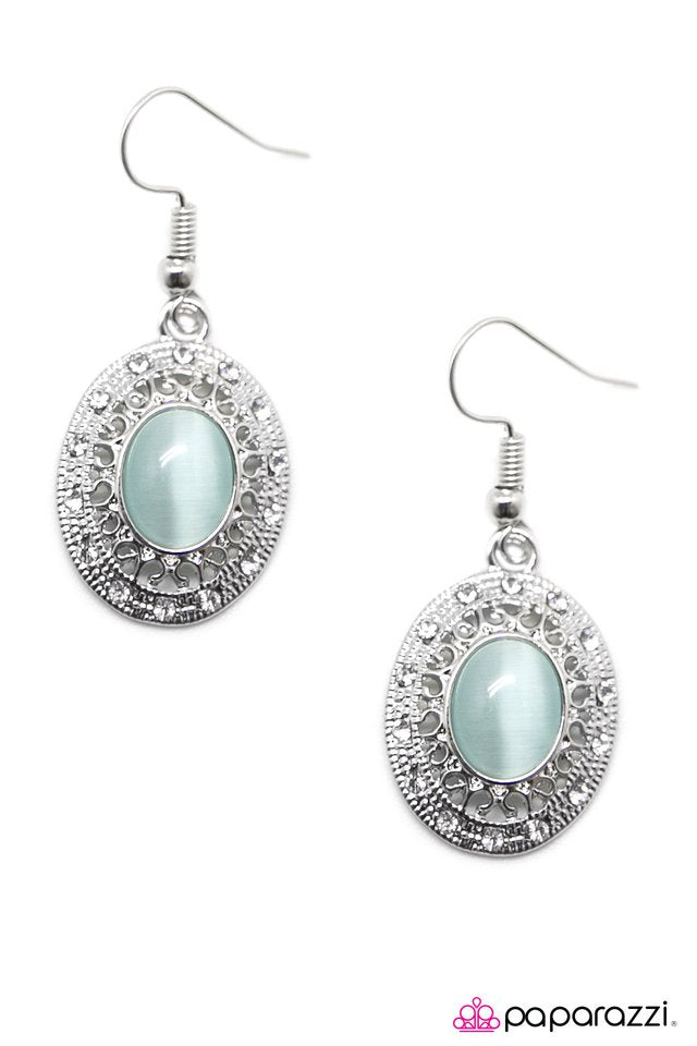 Paparazzi ♥ Oh My Majesty! - Blue ♥ Earrings