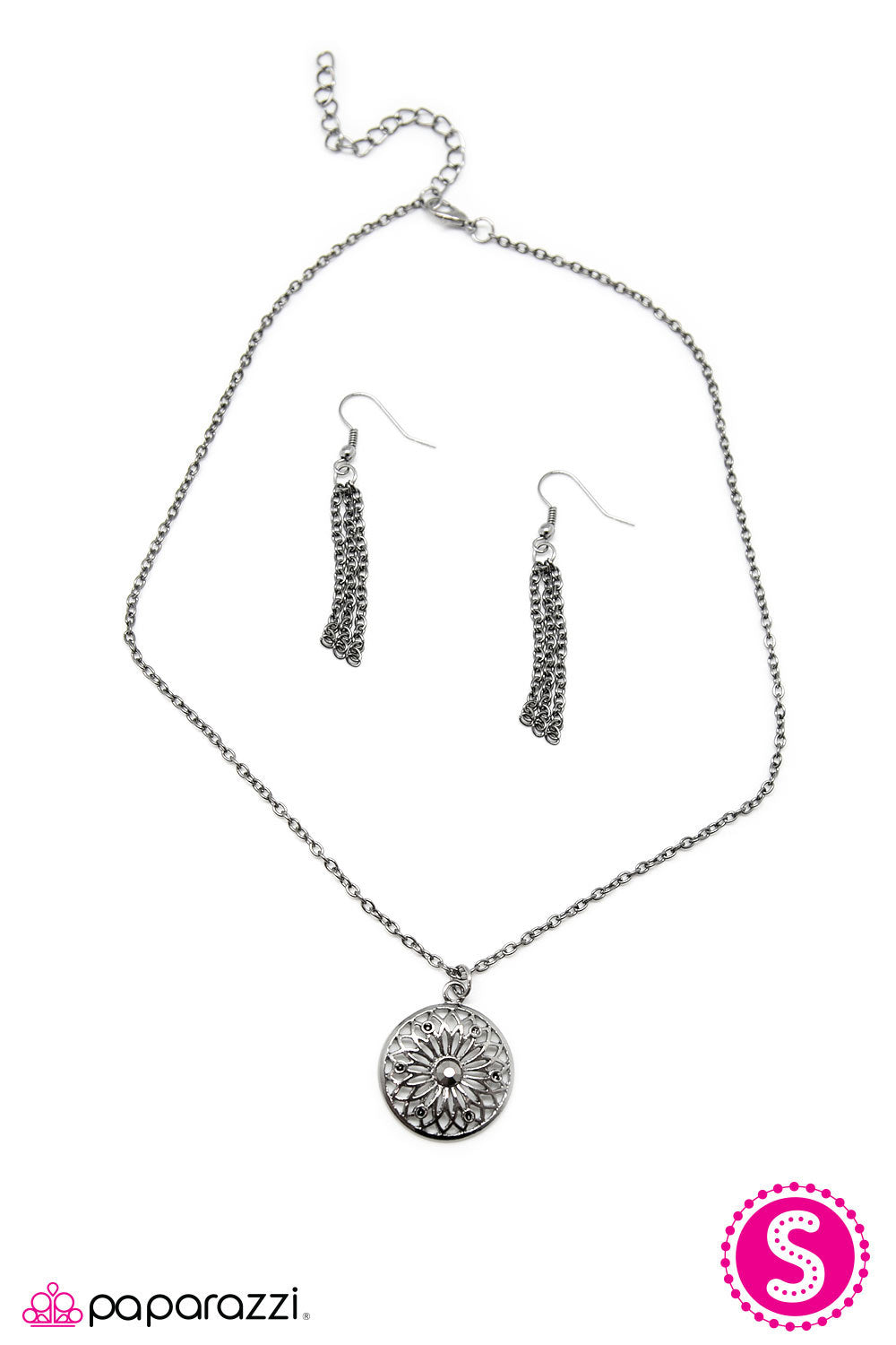 Paparazzi ♥ A Pretty Sight - Silver ♥ Necklace