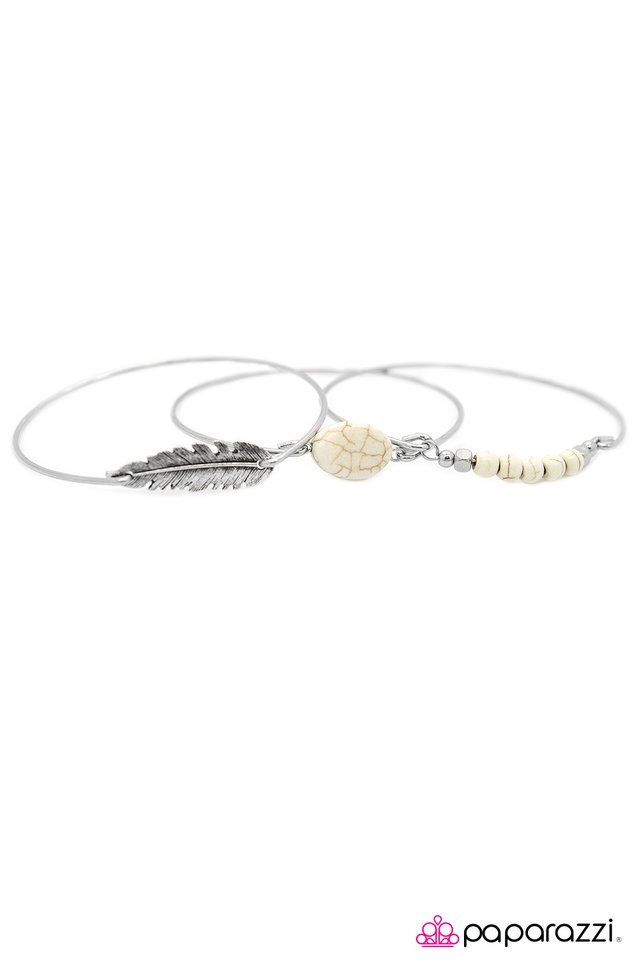 Paparazzi ♥ Catch A Tail Wind - White ♥ Bracelet