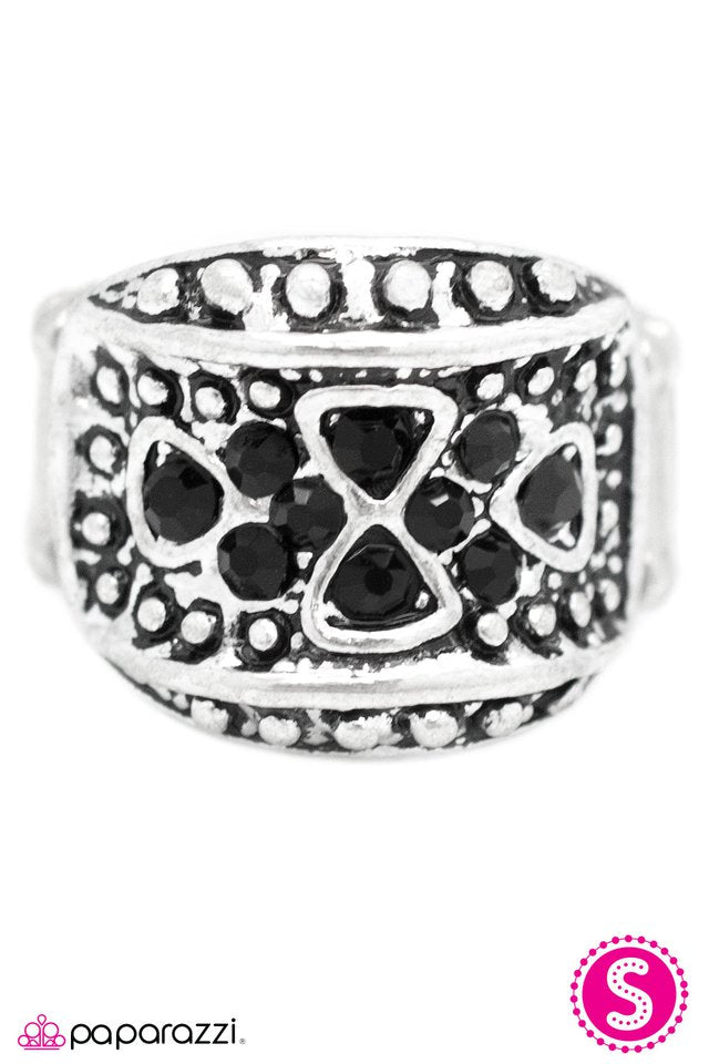 Paparazzi ♥ The Headliner - Black ♥ Ring