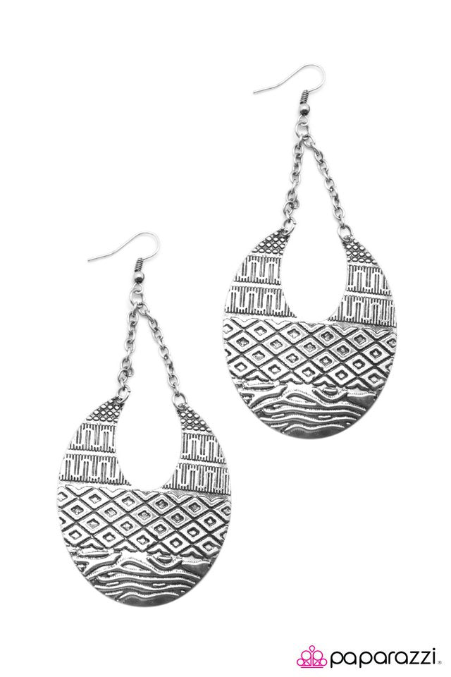 Paparazzi ♥ GEO-ing Out In Style - Silver ♥ Earrings