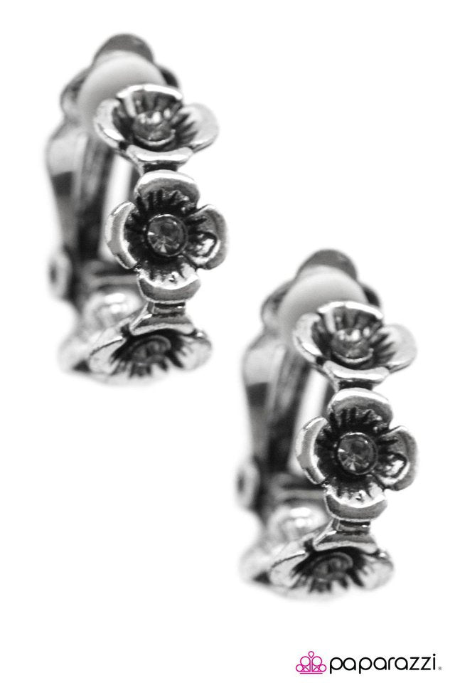 Paparazzi ♥ Summer Flowers - Silver ♥ Clip-On