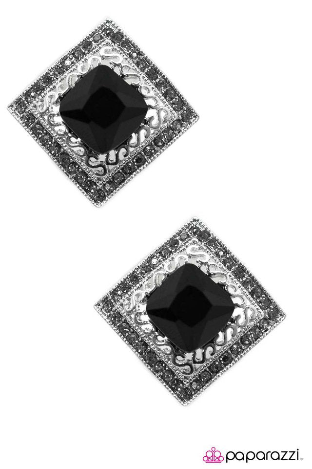 Paparazzi ♥ Kensington Palace - Black ♥ Post Earrings