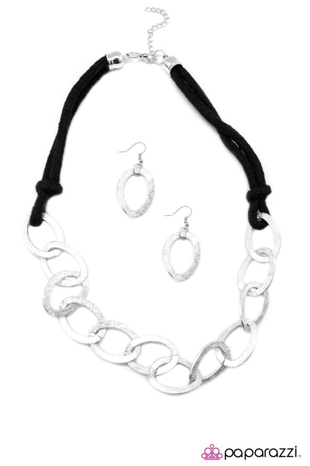Paparazzi ♥ Rock the Boat - Black ♥ Necklace