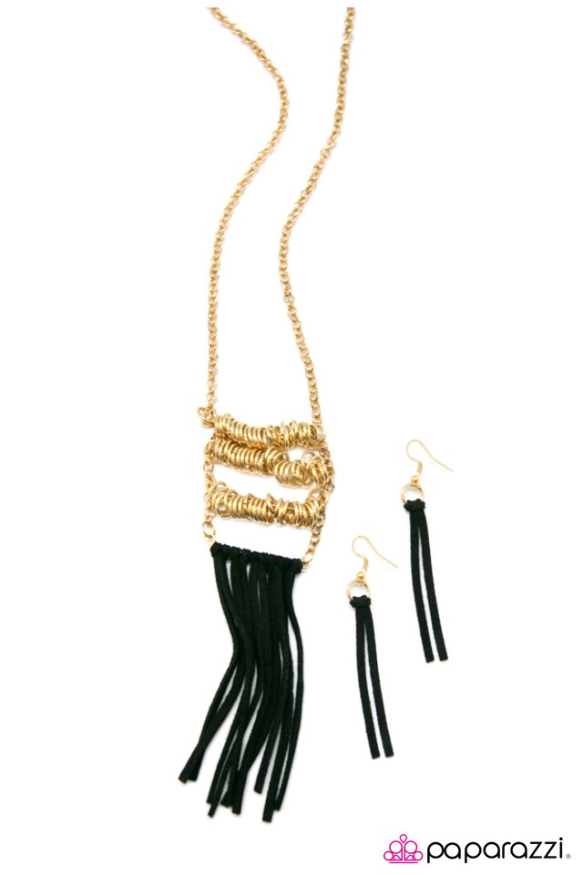 Paparazzi ♥ Persuede Me - Gold ♥ Necklace