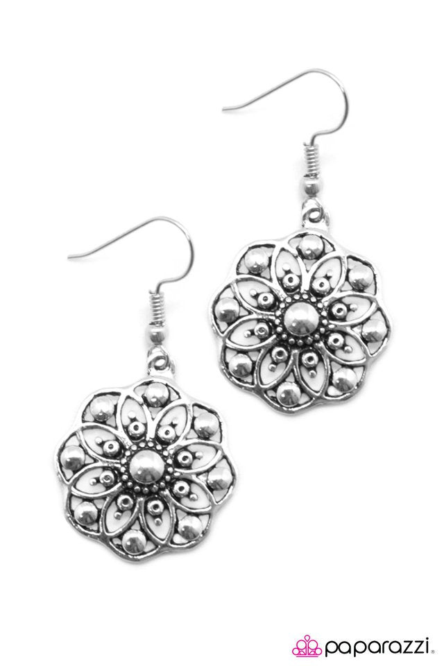 Paparazzi ♥ Summer Getaway - Silver ♥ Earrings