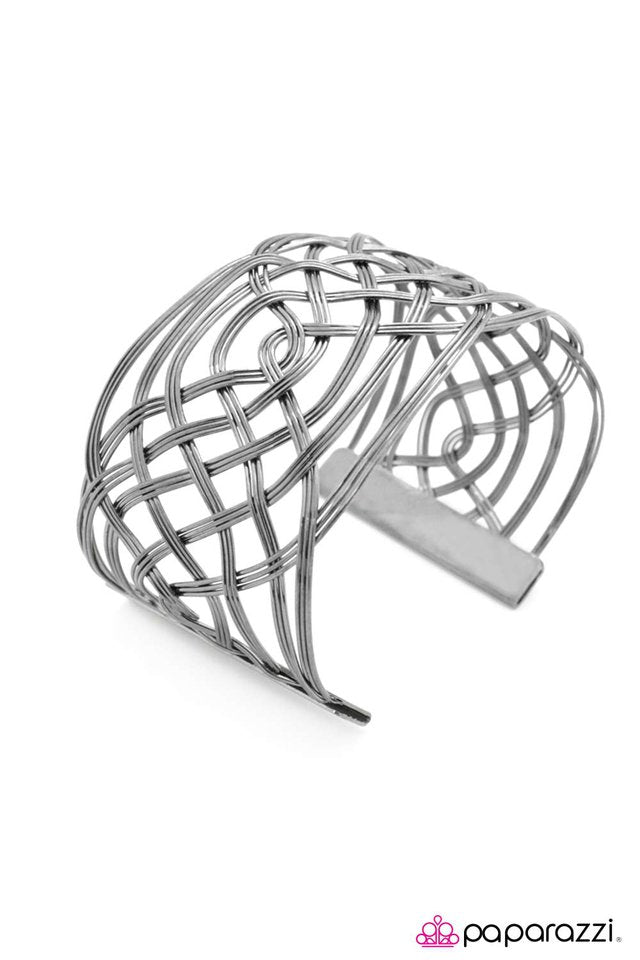 Paparazzi ♥ The Girl Who Played With WIRE - Silver ♥ Bracelet