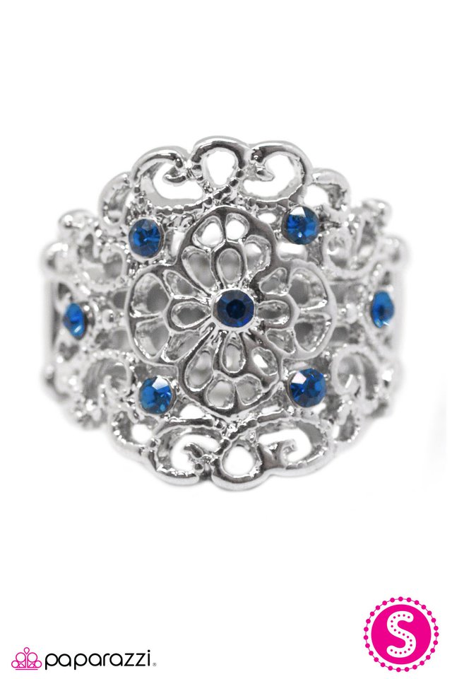 Paparazzi ♥ With A Twist - Blue ♥ Ring