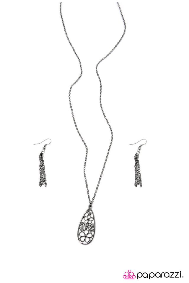 Paparazzi ♥ All Fine and Dandy - Black ♥ Necklace