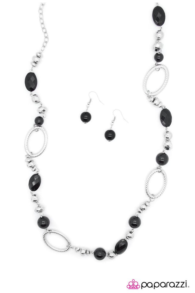 Paparazzi ♥ Celebrity - Black ♥ Necklace