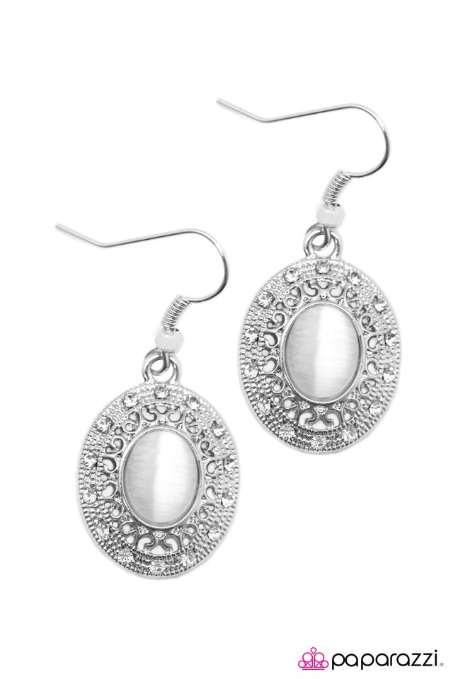 Paparazzi ♥ Oh My Majesty! - White ♥ Earrings