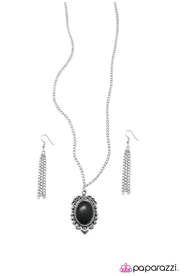 Paparazzi ♥ Hail To The CHIC - Black ♥ Necklace