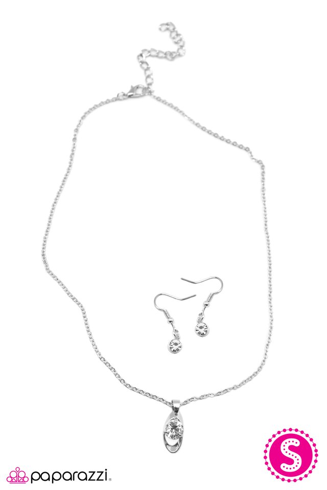 Paparazzi ♥ Diamonds In The Sky - White ♥ Necklace