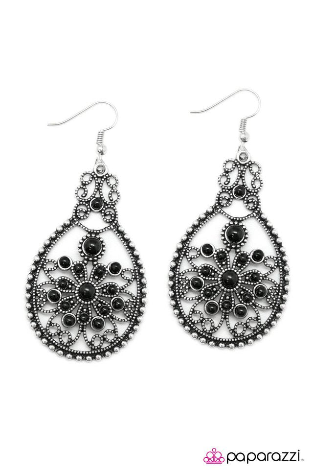 Paparazzi ♥ Searching For Mr. Right - Black ♥ Earrings
