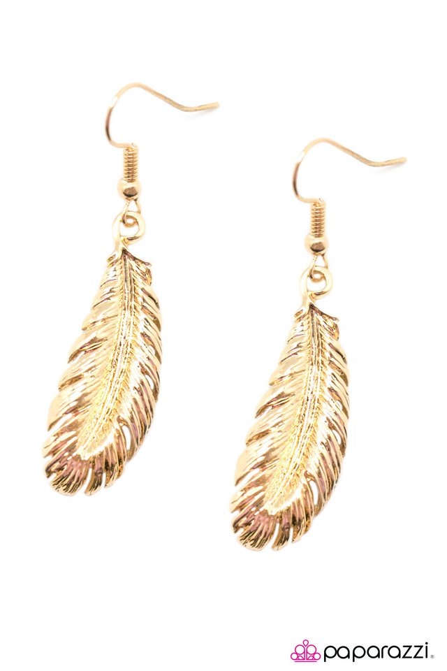 Paparazzi ♥ The Magic Feather - Gold ♥ Earrings