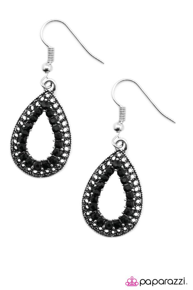 Paparazzi ♥ Living In Luxury - Black ♥ Earrings