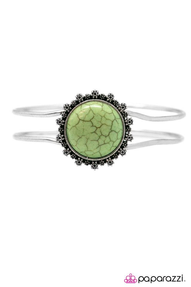Paparazzi ♥ FLORAL Compass - Green ♥ Bracelet