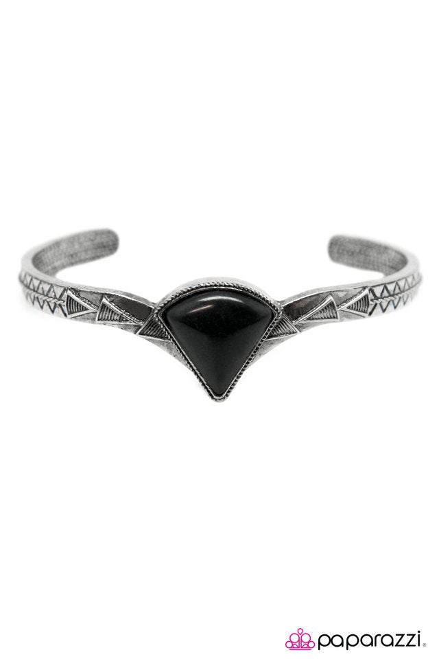 Paparazzi ♥ Swift As An Arrow - Black ♥ Bracelet