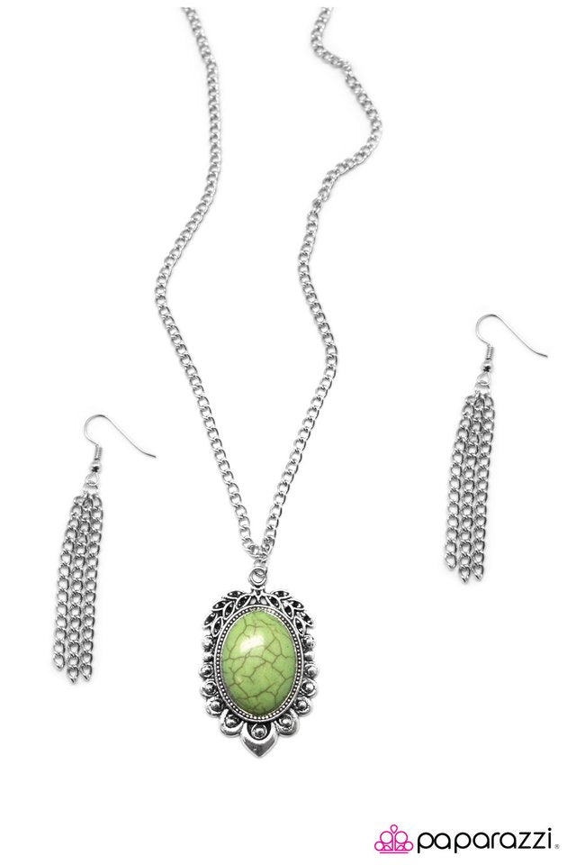 Paparazzi ♥ Hail To The CHIC - Green ♥ Necklace