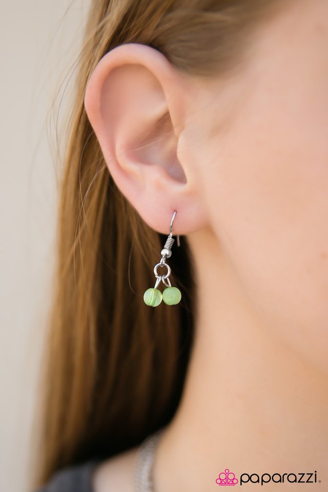 Paparazzi ♥ Do The Locomotion - Green ♥ Necklace