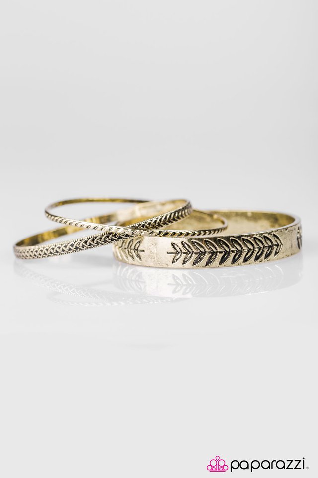 Paparazzi ♥ LEAF No Trace - Brass ♥ Bracelet