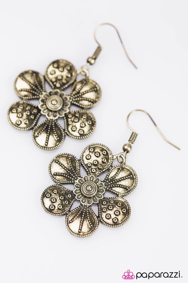 Paparazzi ♥ Girl Tribe - Brass ♥ Earrings