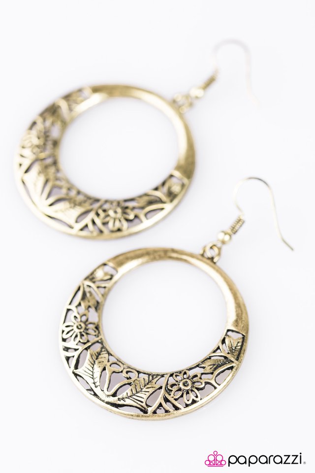 Paparazzi ♥ Villa Gardens - Brass ♥ Earrings