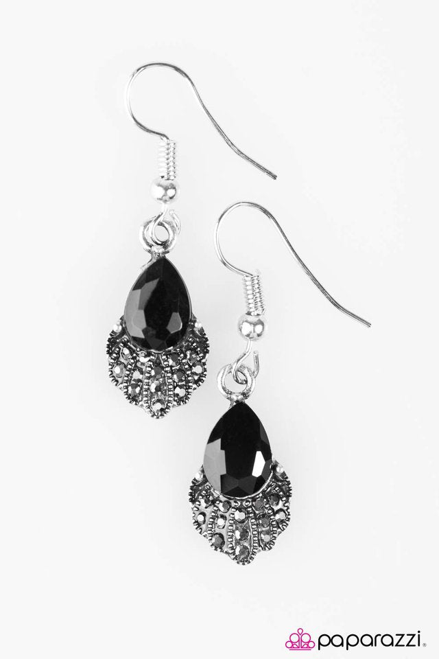 Paparazzi ♥ Keep Your Chin Up, Princess - Black ♥ Earrings