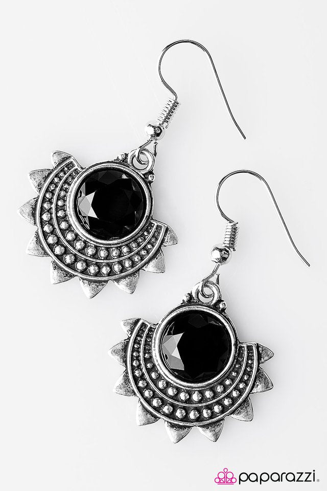 Paparazzi ♥ Adventure is Out There - Black ♥ Earrings
