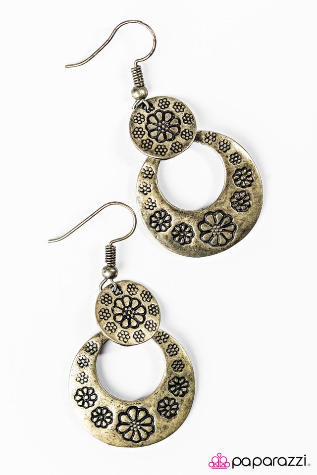 Paparazzi ♥ A Walk Through the Flowers - Brass ♥ Earrings