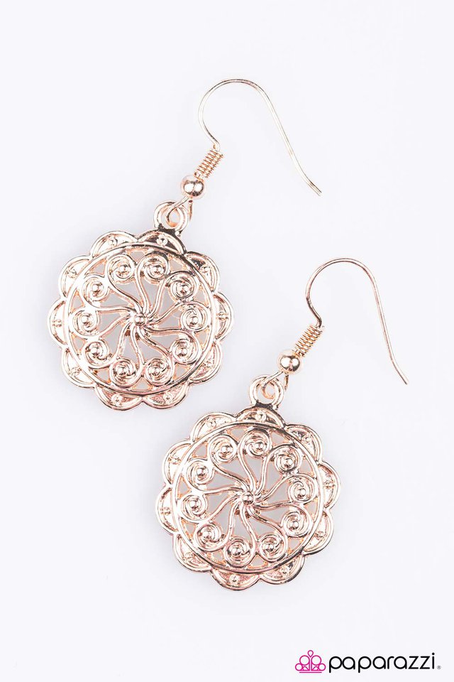 Paparazzi ♥ Get It Girl - Rose Gold ♥ Earrings