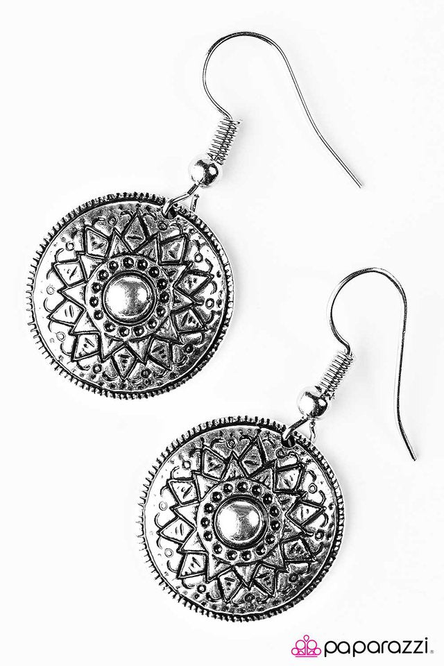 Paparazzi ♥ Traveling Light - Silver ♥ Earrings