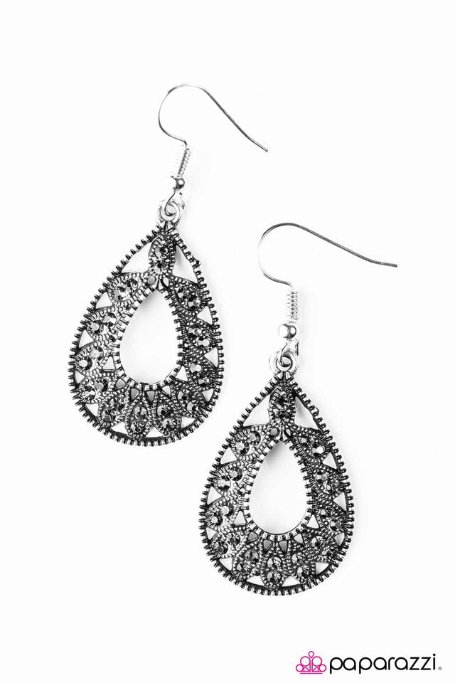 Paparazzi ♥ One Chic Chick - Silver ♥ Earrings