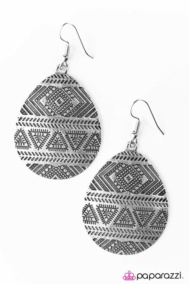 Paparazzi ♥ Welcome To The Tribe - Silver ♥ Earrings