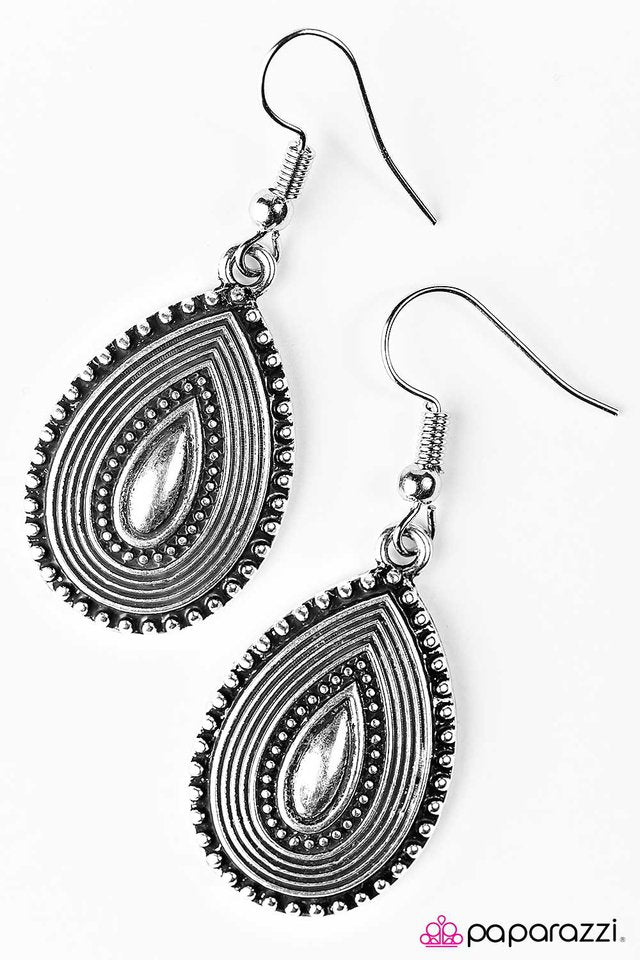 Paparazzi ♥ Rainy Days - Silver ♥ Earrings