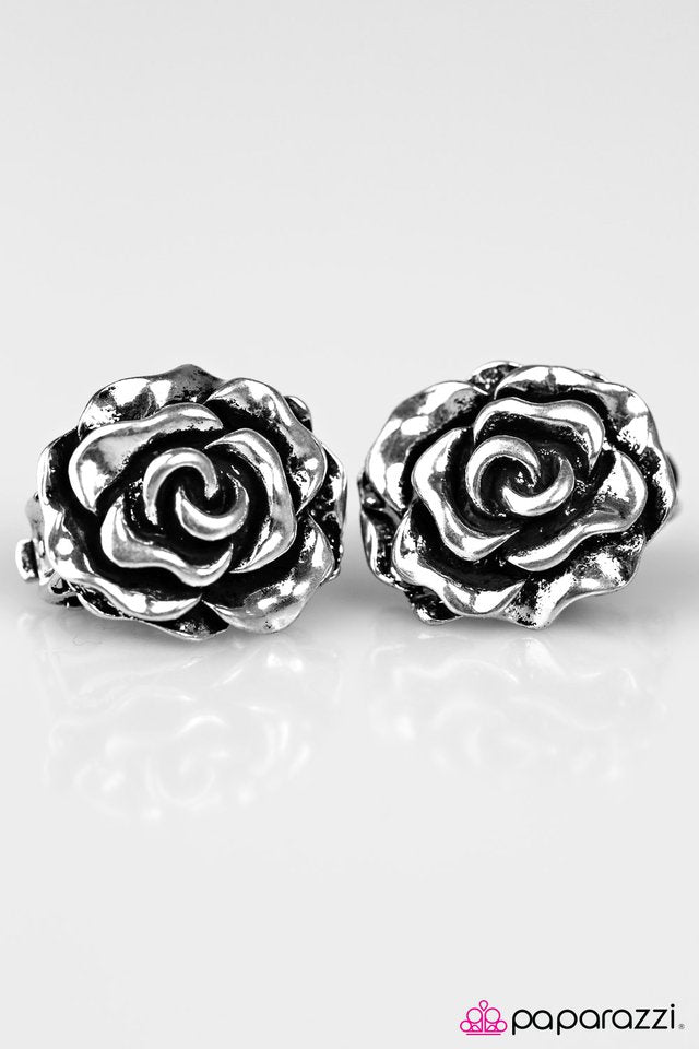 Paparazzi ♥ Festival Of Flowers - Silver ♥ Clip-On
