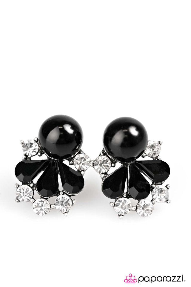 Paparazzi ♥ Chicago Chic - Black ♥ Post Earrings