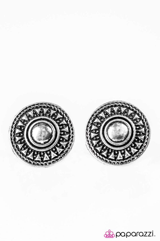 Paparazzi ♥ Sun Seeker - Silver ♥ Post Earrings