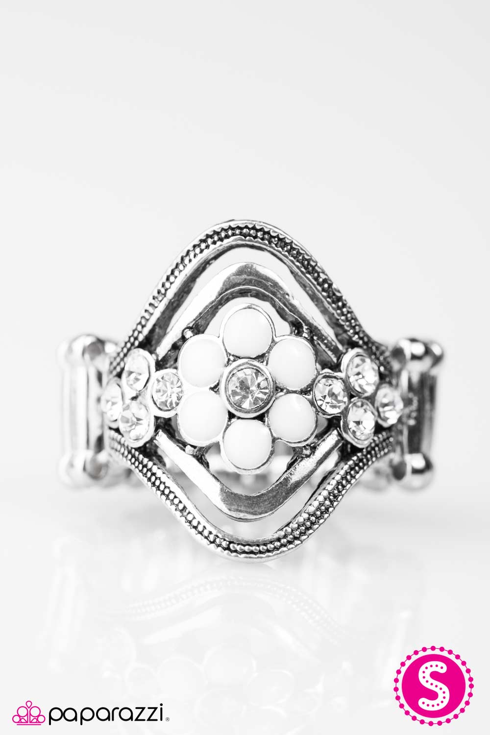 Paparazzi ♥ Deep In The Meadow - White ♥ Ring