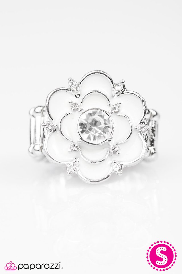 Paparazzi ♥ Passion Flower - White ♥ Ring