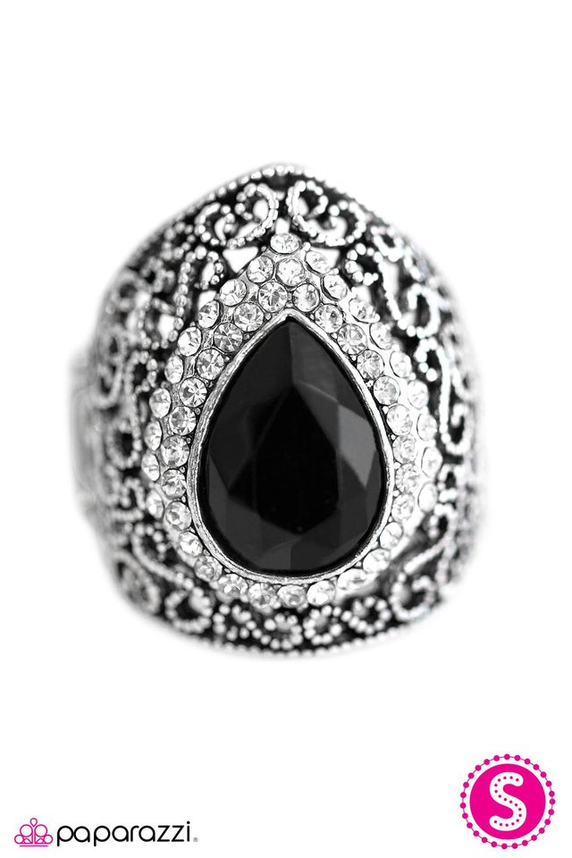 Paparazzi ♥ Queen Regnant - Black ♥ Ring